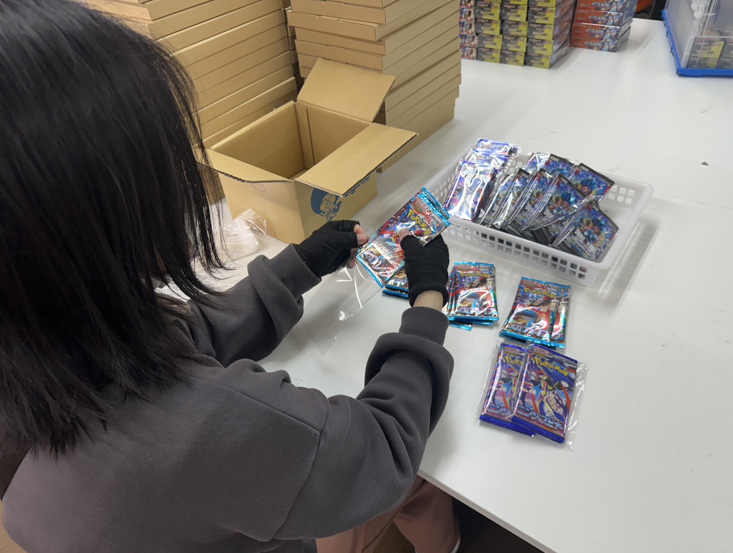 商品の封入作業の様子