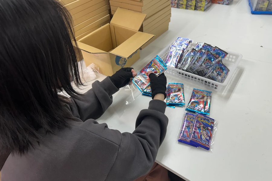 商品を袋に詰める軽作業の様子