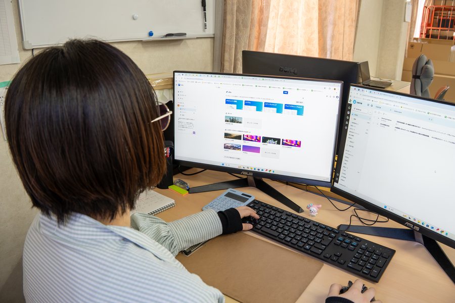 パソコンで作業する様子
